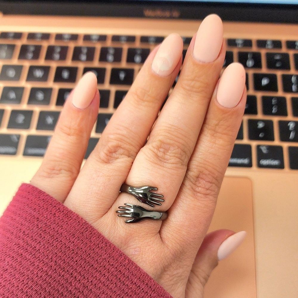 NEW‼️Hug Ring+Gift Box - Picture 4 of 5